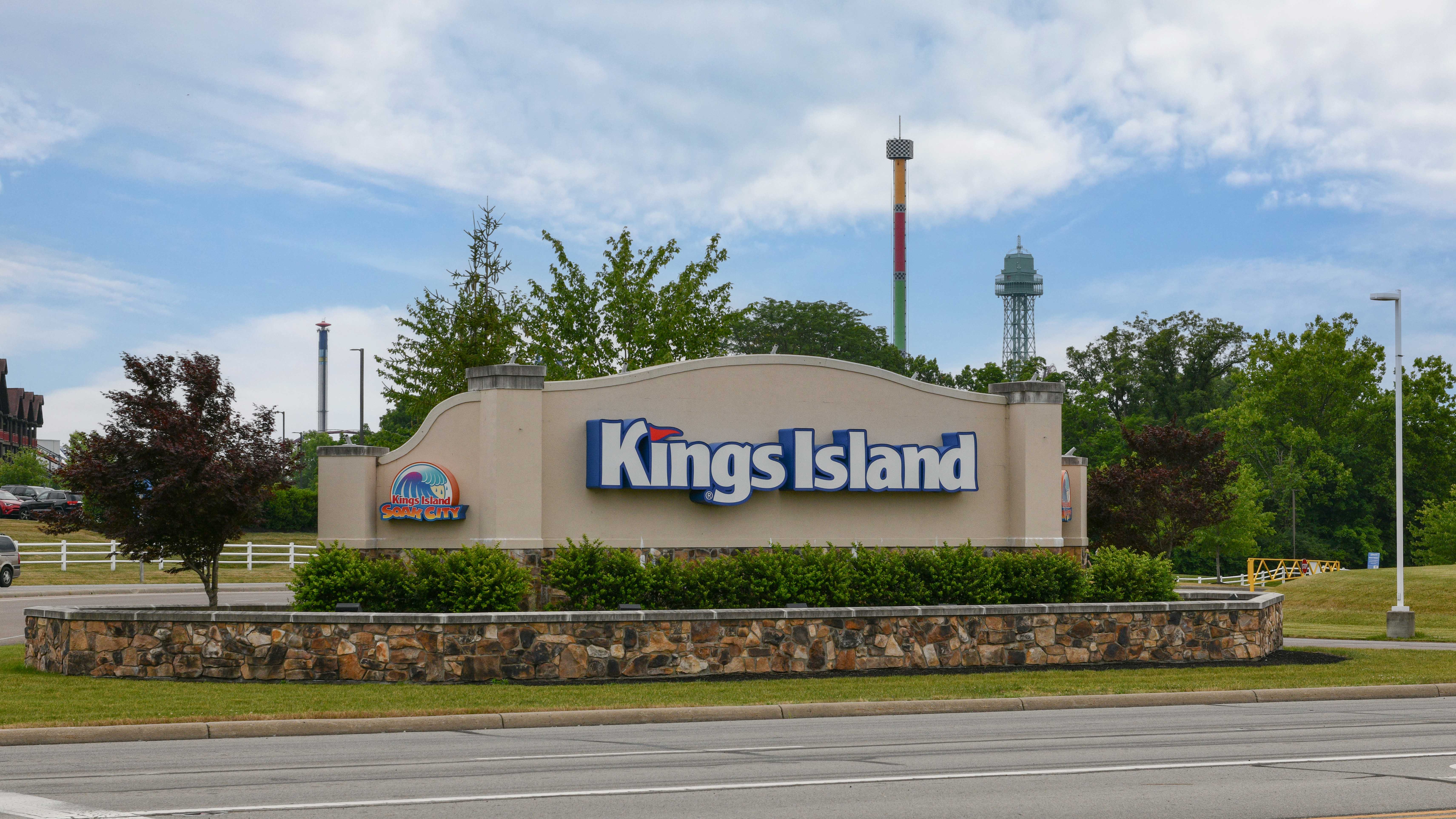 kings island entrance monument